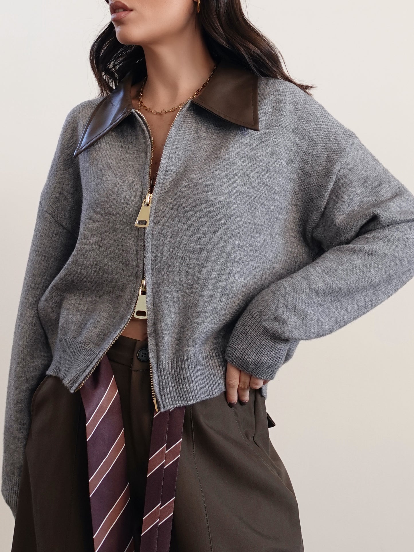 MAGLIONCINO CON ZIP E COLLETTO IN ECOPELLE - GRIGIO 14569