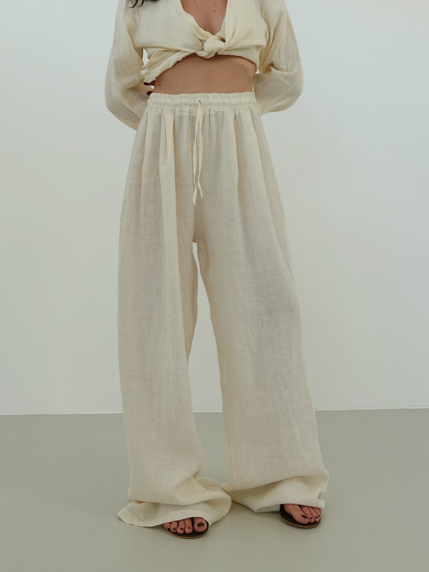 PANTALONI GAMBA AMPIA CON LACCETTI IN 100% LINO - BURRO 6978