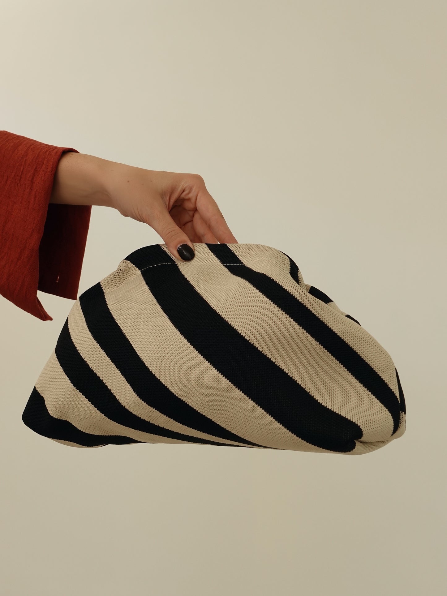 CLUTCH A RIGHE - BEIGE/NERO