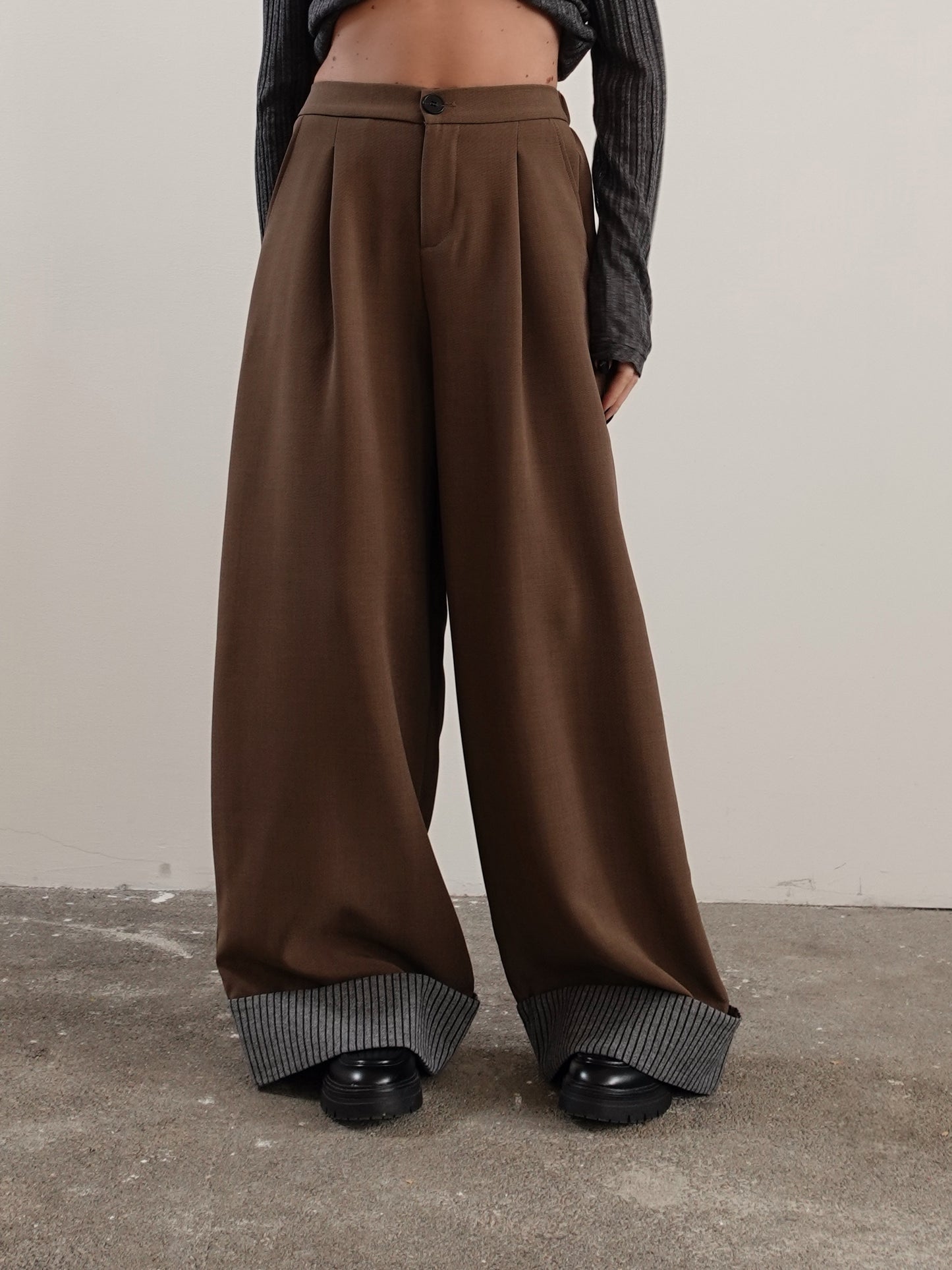 PANTALONI BAGGY CON PIEGA A RIGHE - CAFFE' 15600