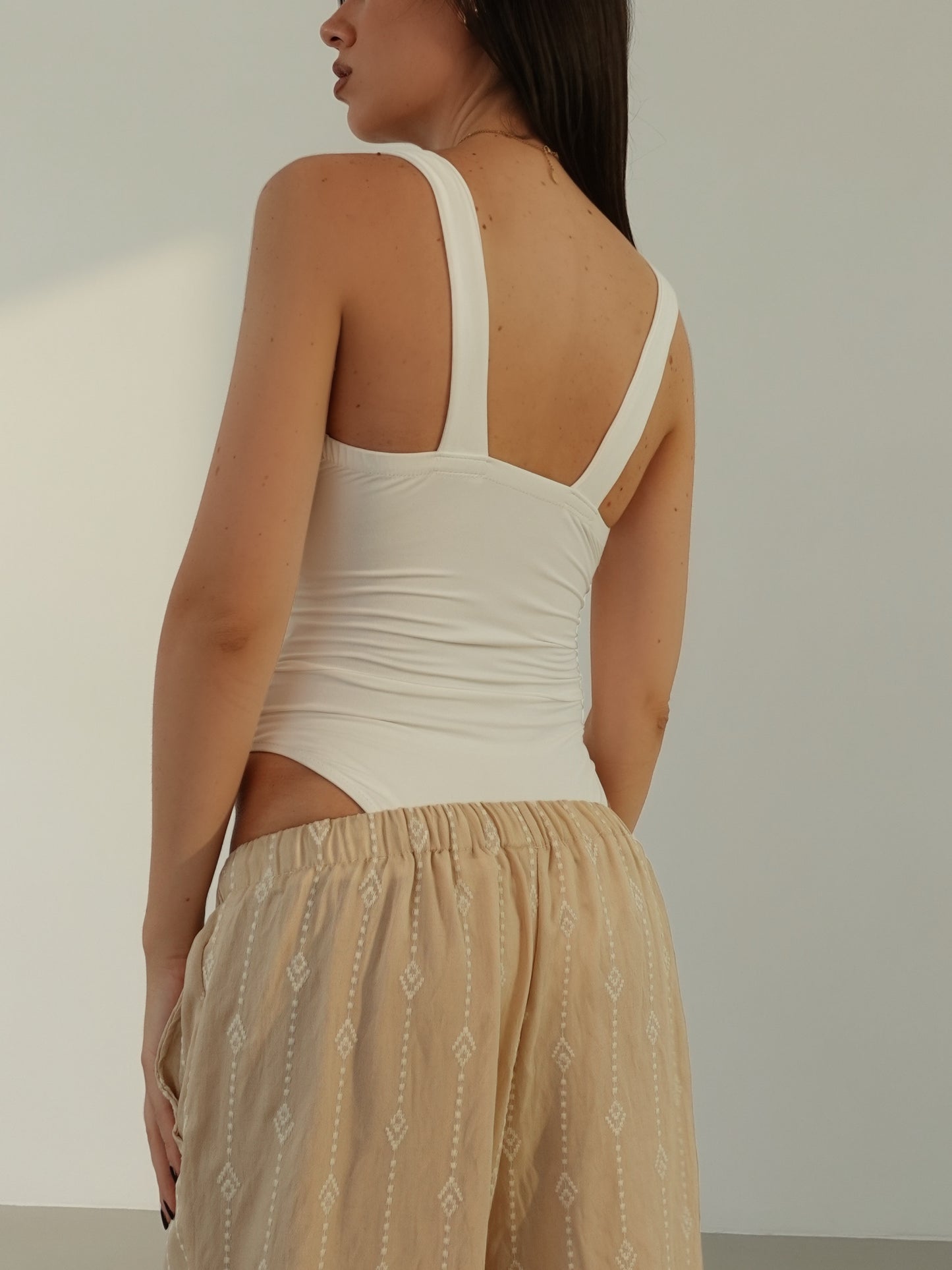 BODY SCOLLO A V CON COPPETTE - BIANCO 13729