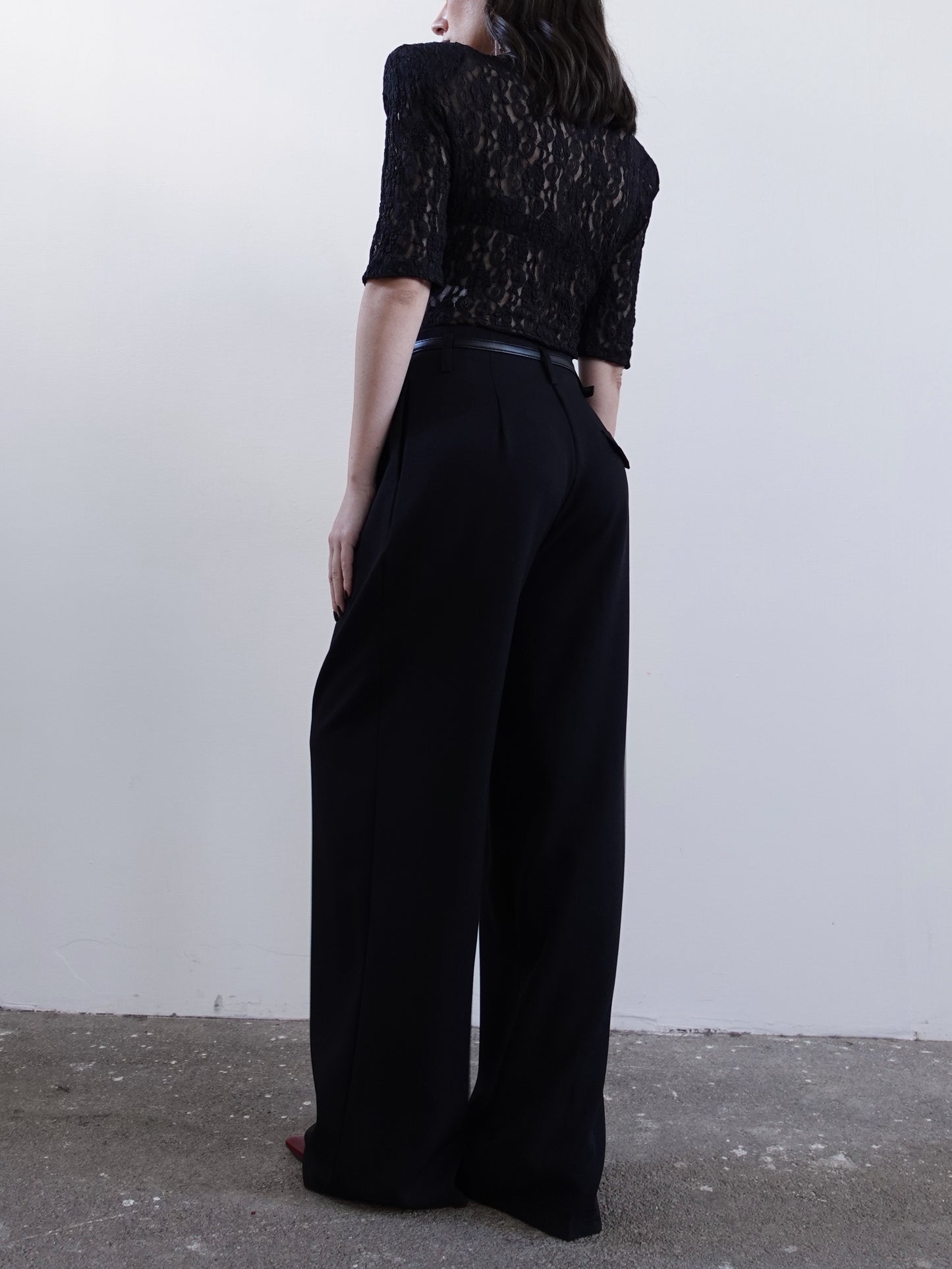 PANTALONI CON PINCES E CINTURINO - NERO 7011