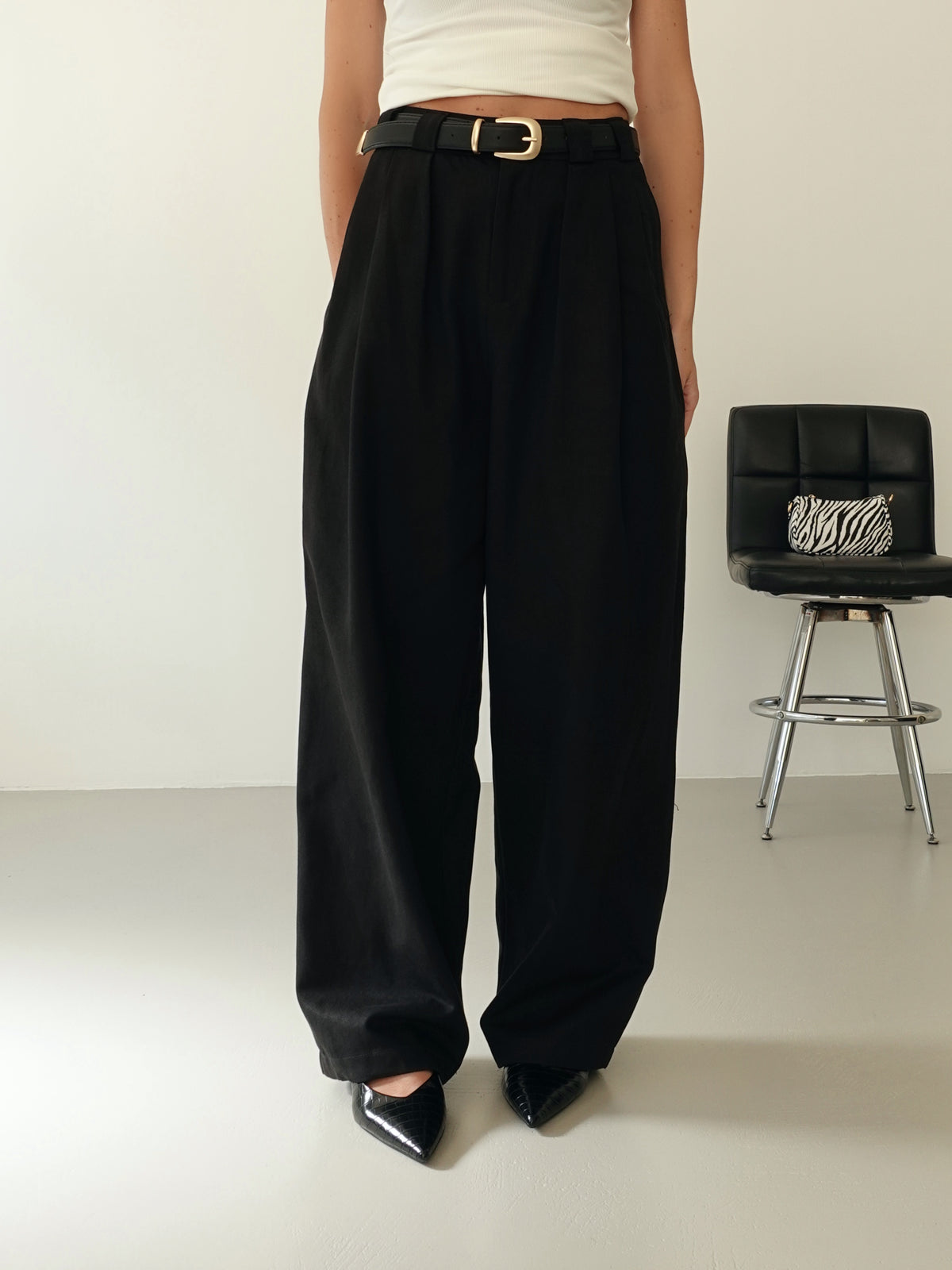 PANTALONI CARROT FIT CON CINTURA - NERO 14737