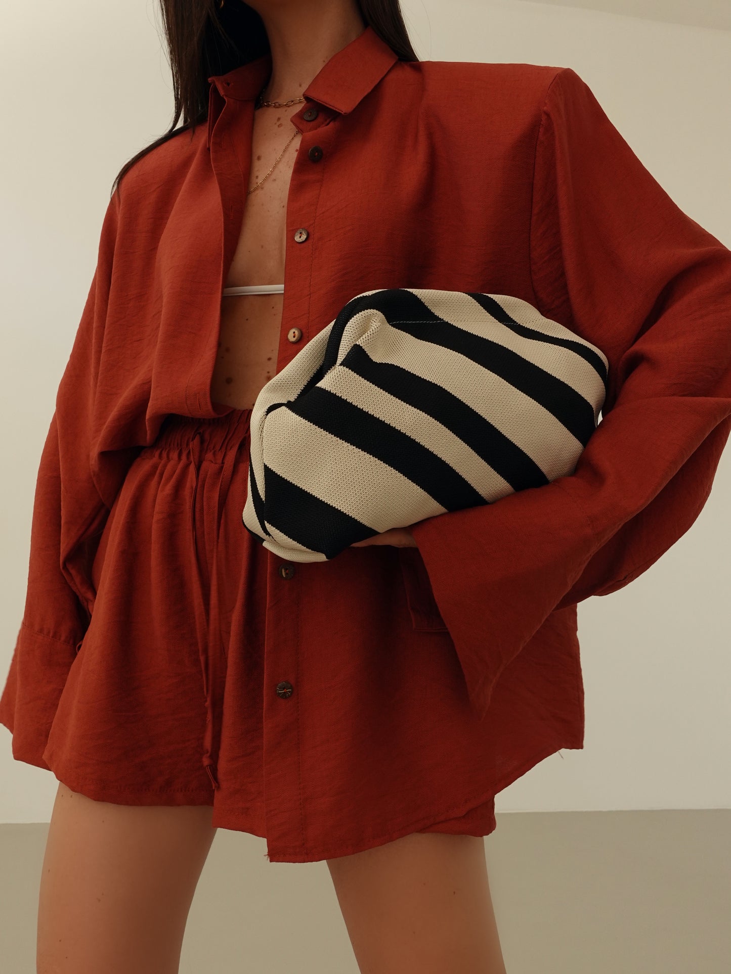 CLUTCH A RIGHE - BEIGE/NERO