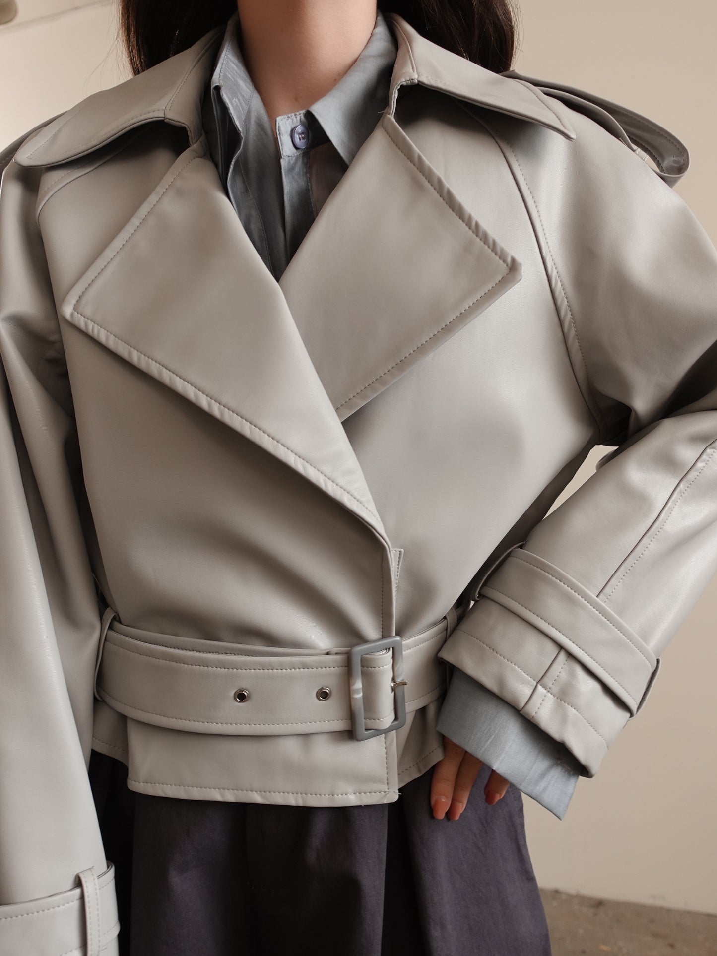 CHIODO CROP IN ECOPELLE CON CINTURA - GRIGIO CHIARO 9392