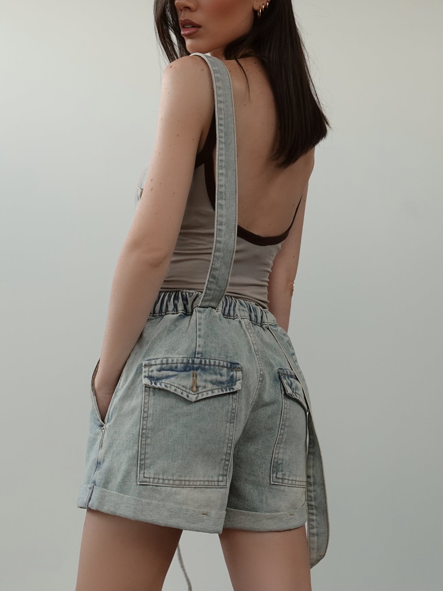 SHORTS IN DENIM CON BRETELLE - SABBIATO BEIGE 9007
