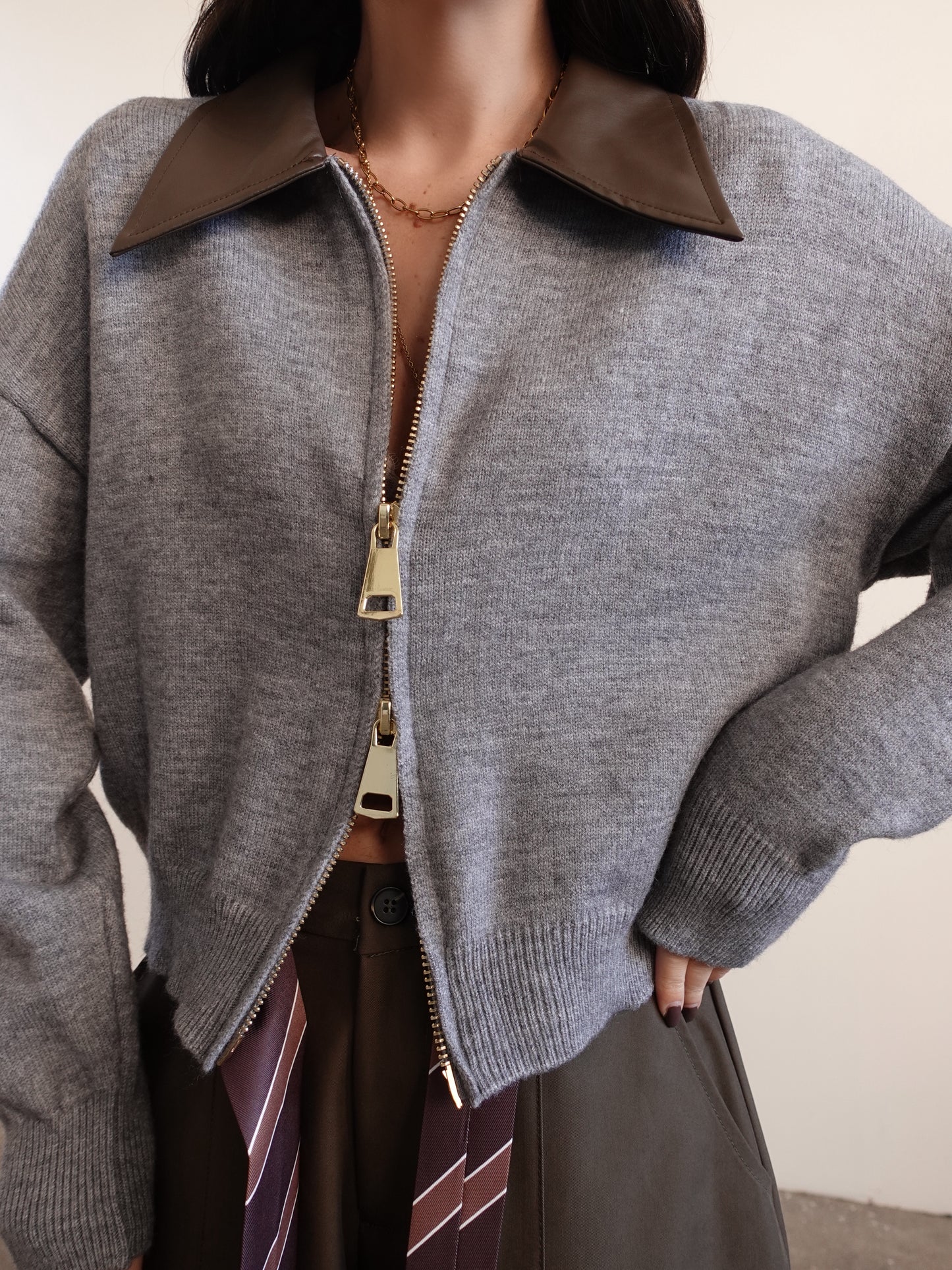 MAGLIONCINO CON ZIP E COLLETTO IN ECOPELLE - GRIGIO 14569