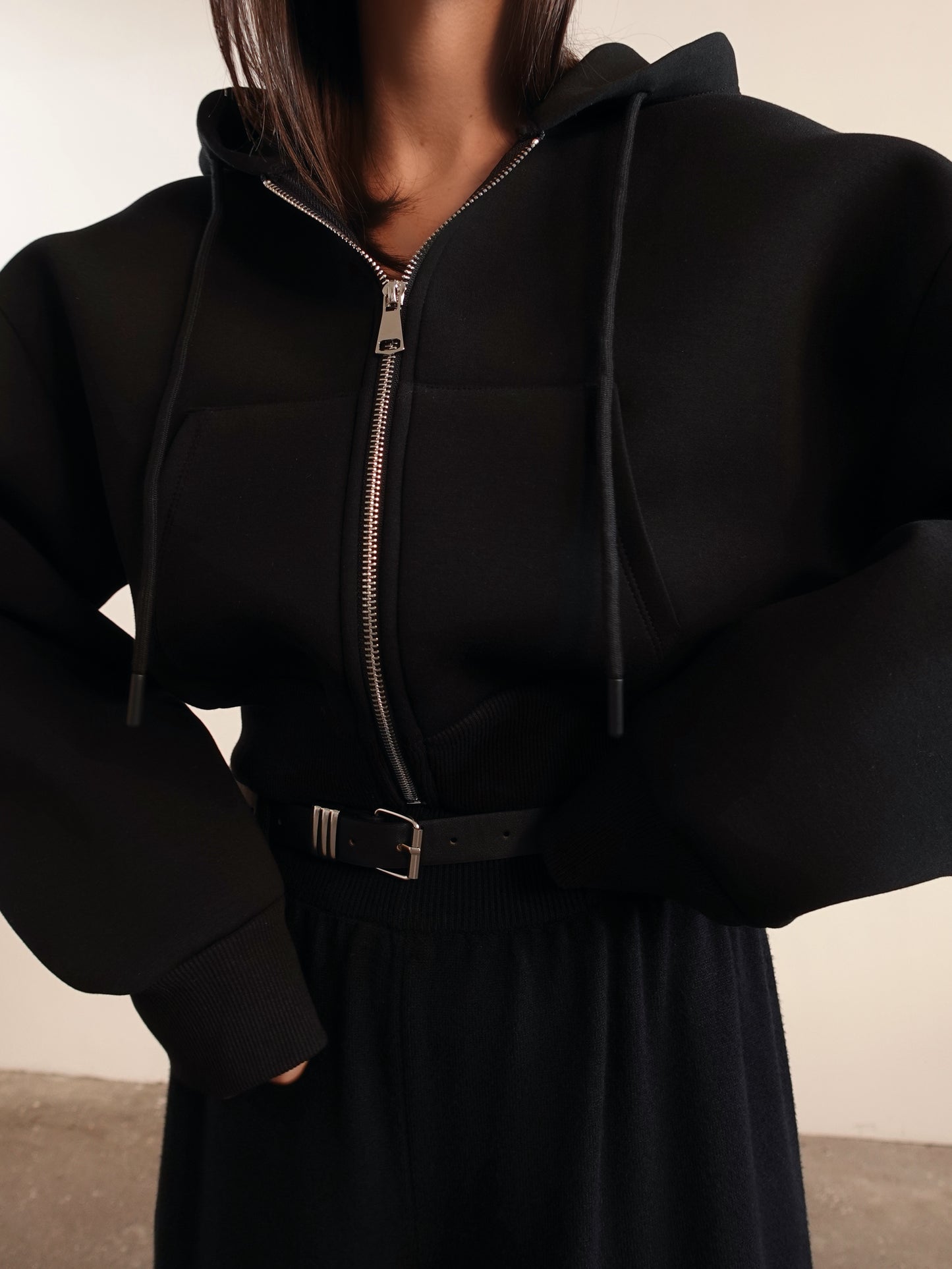 FELPA CROP CON CAPPUCCIO - NERO 1905