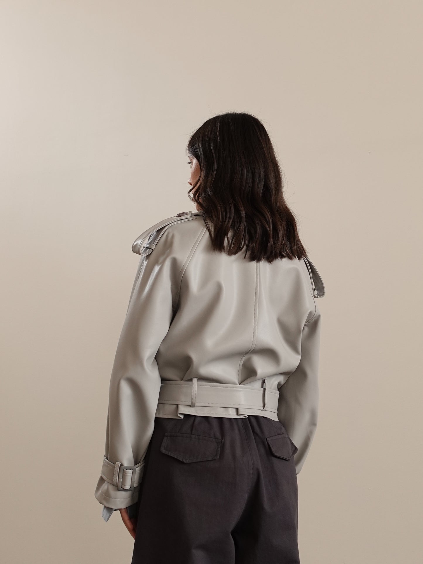 CHIODO CROP IN ECOPELLE CON CINTURA - GRIGIO CHIARO 9392