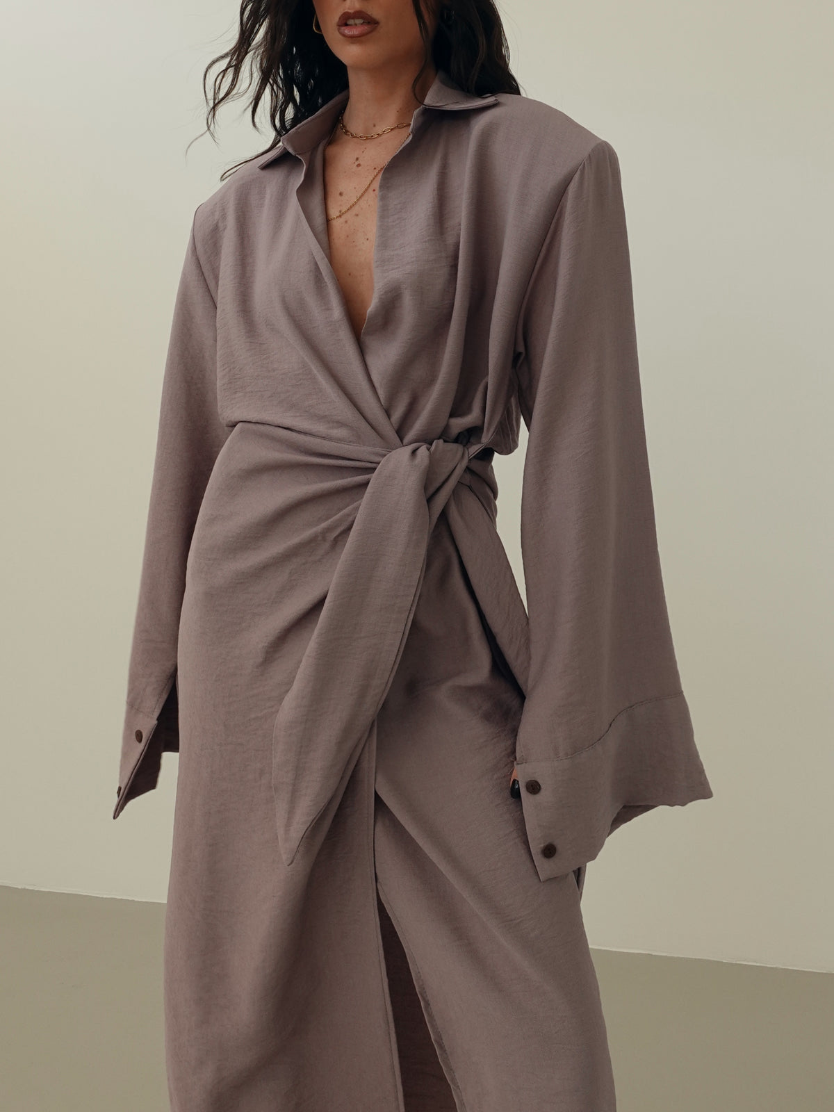VESTITO A PORTAFOGLIO CON SPALLINE - GRIGIO 7095