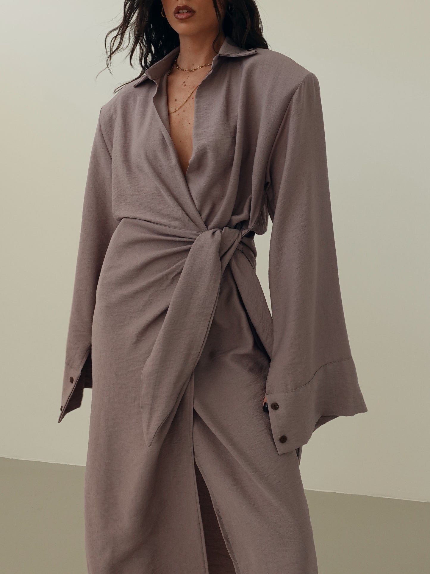 VESTITO A PORTAFOGLIO CON SPALLINE - GRIGIO 7095