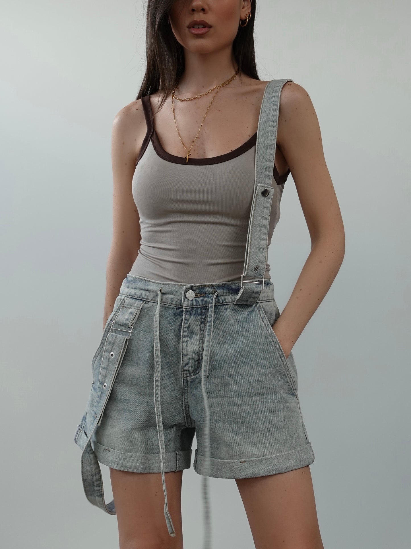 SHORTS IN DENIM CON BRETELLE - SABBIATO BEIGE 9007