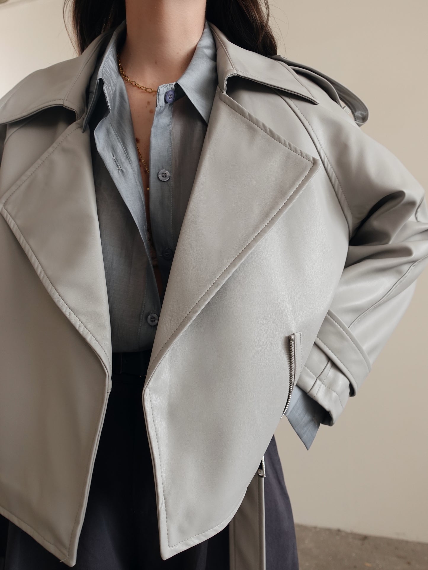 CHIODO CROP IN ECOPELLE CON CINTURA - GRIGIO CHIARO 9392