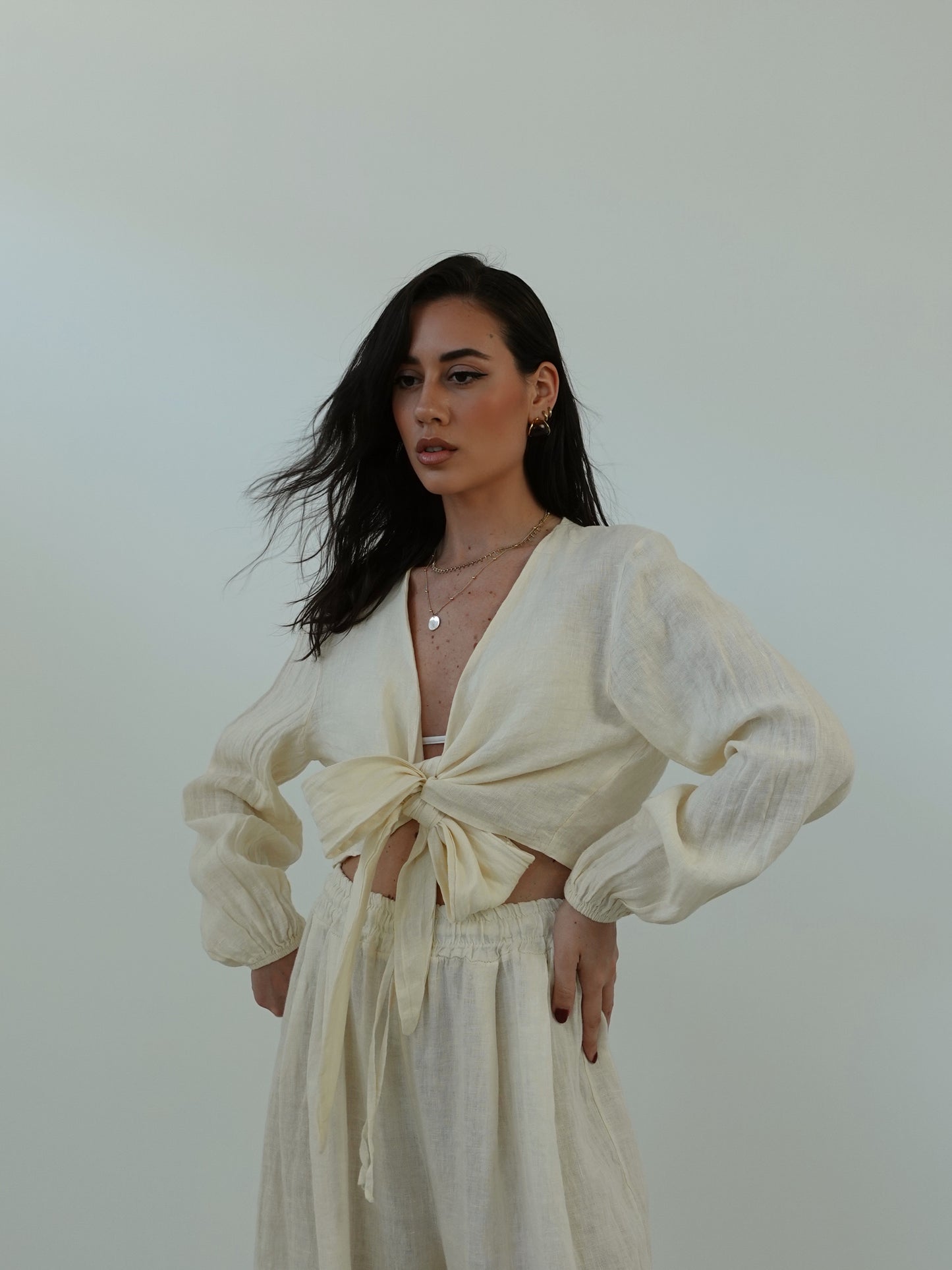 BLUSA CROP CON NODO 100% LINO - BURRO 8767