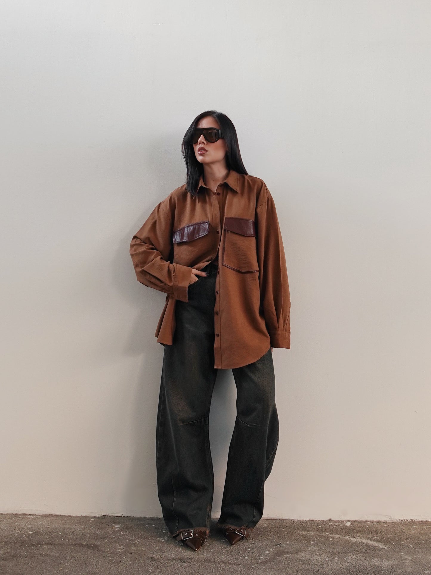 CAMICIA EFFETTO CAMOSCIO CON TASCONI IN ECOPELLE - CAMEL 3478