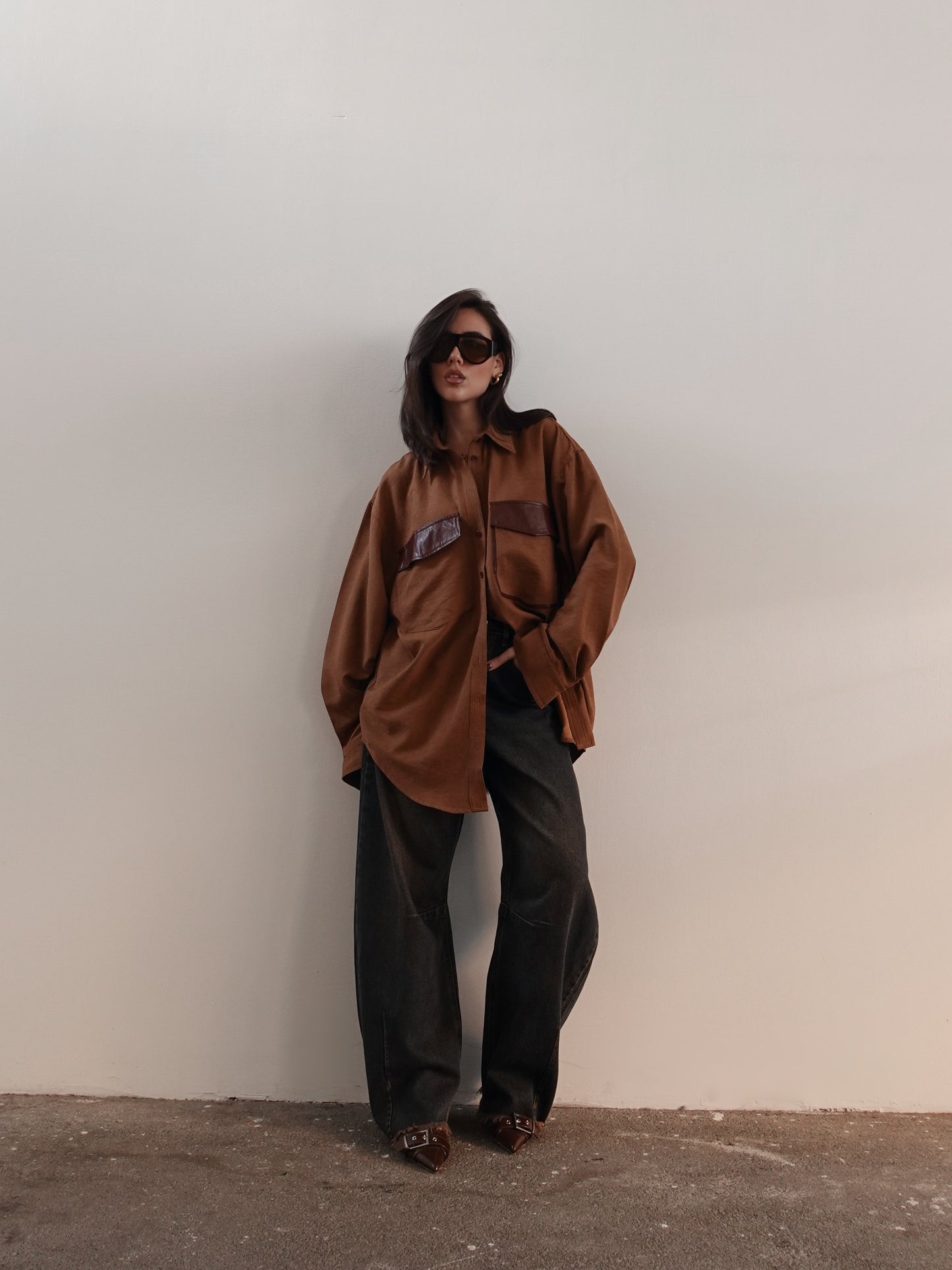 CAMICIA EFFETTO CAMOSCIO CON TASCONI IN ECOPELLE - CAMEL 3478