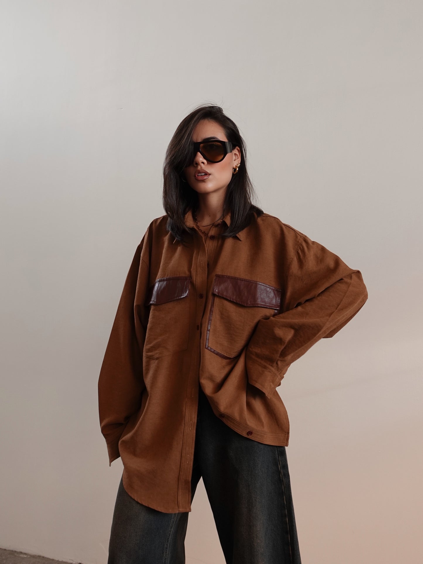 CAMICIA EFFETTO CAMOSCIO CON TASCONI IN ECOPELLE - CAMEL 3478