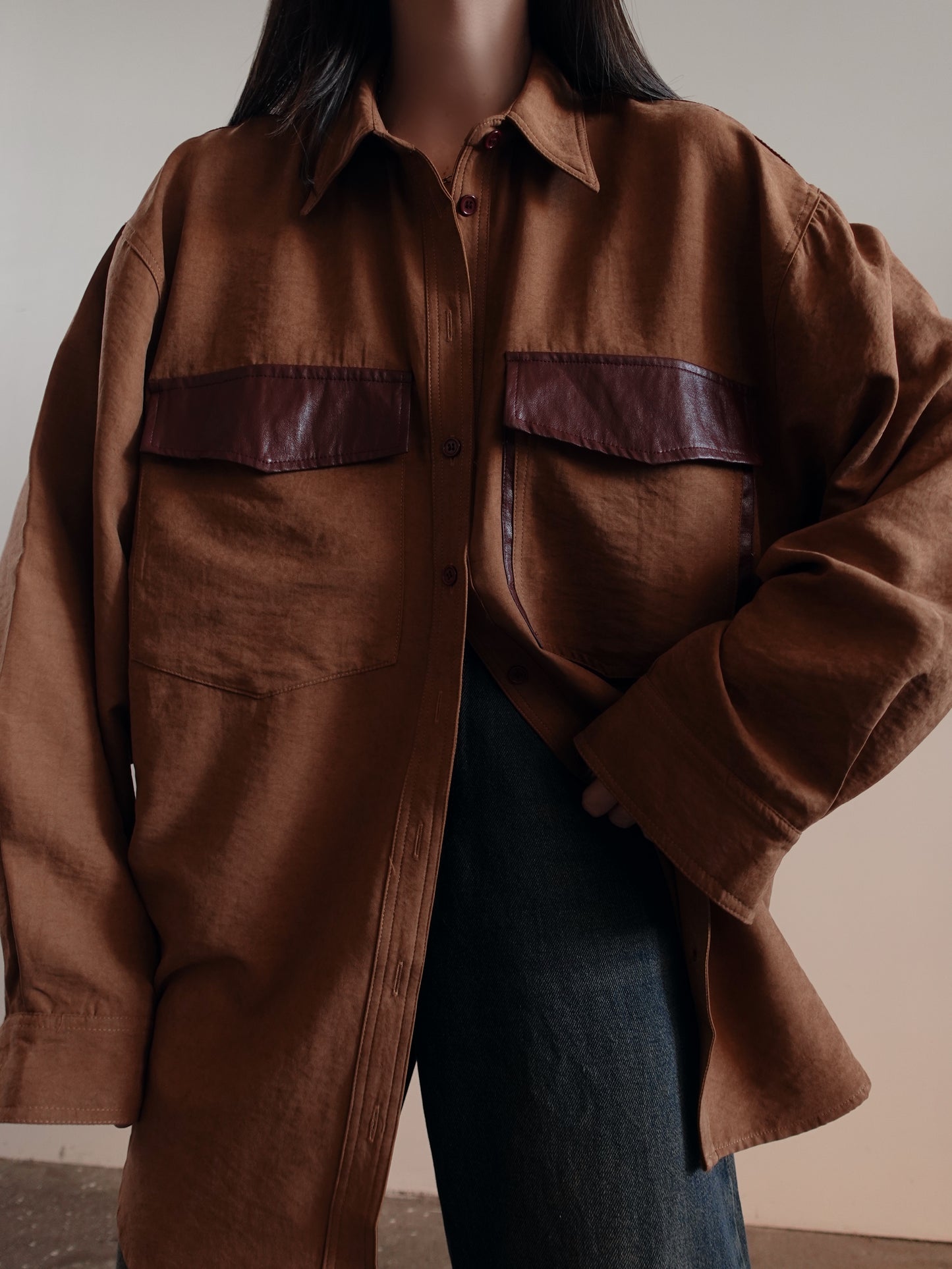 CAMICIA EFFETTO CAMOSCIO CON TASCONI IN ECOPELLE - CAMEL 3478