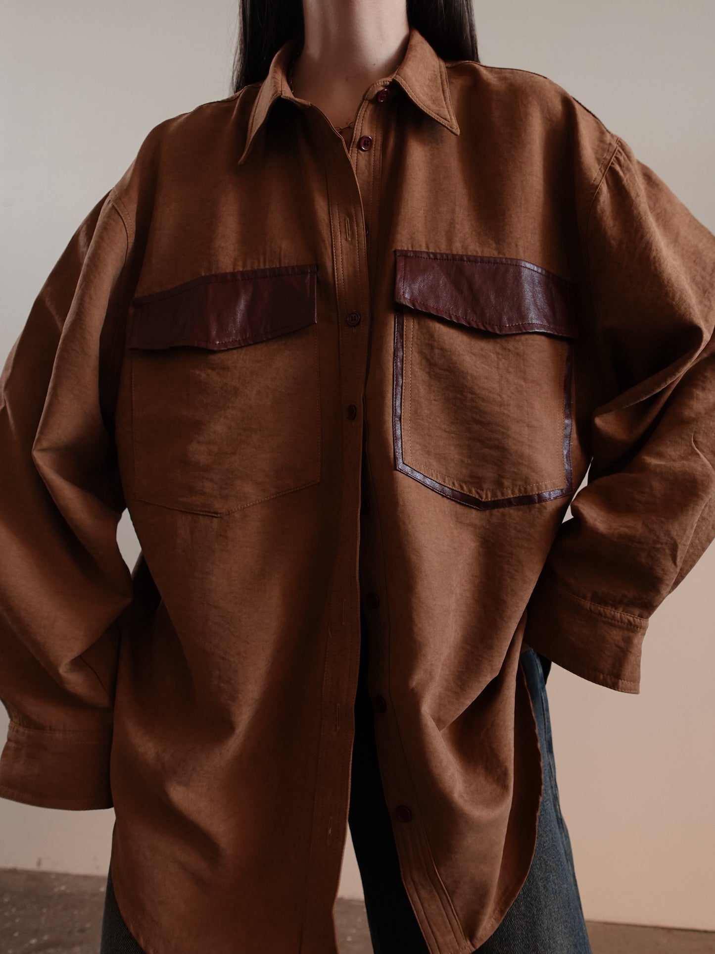 CAMICIA EFFETTO CAMOSCIO CON TASCONI IN ECOPELLE - CAMEL 3478