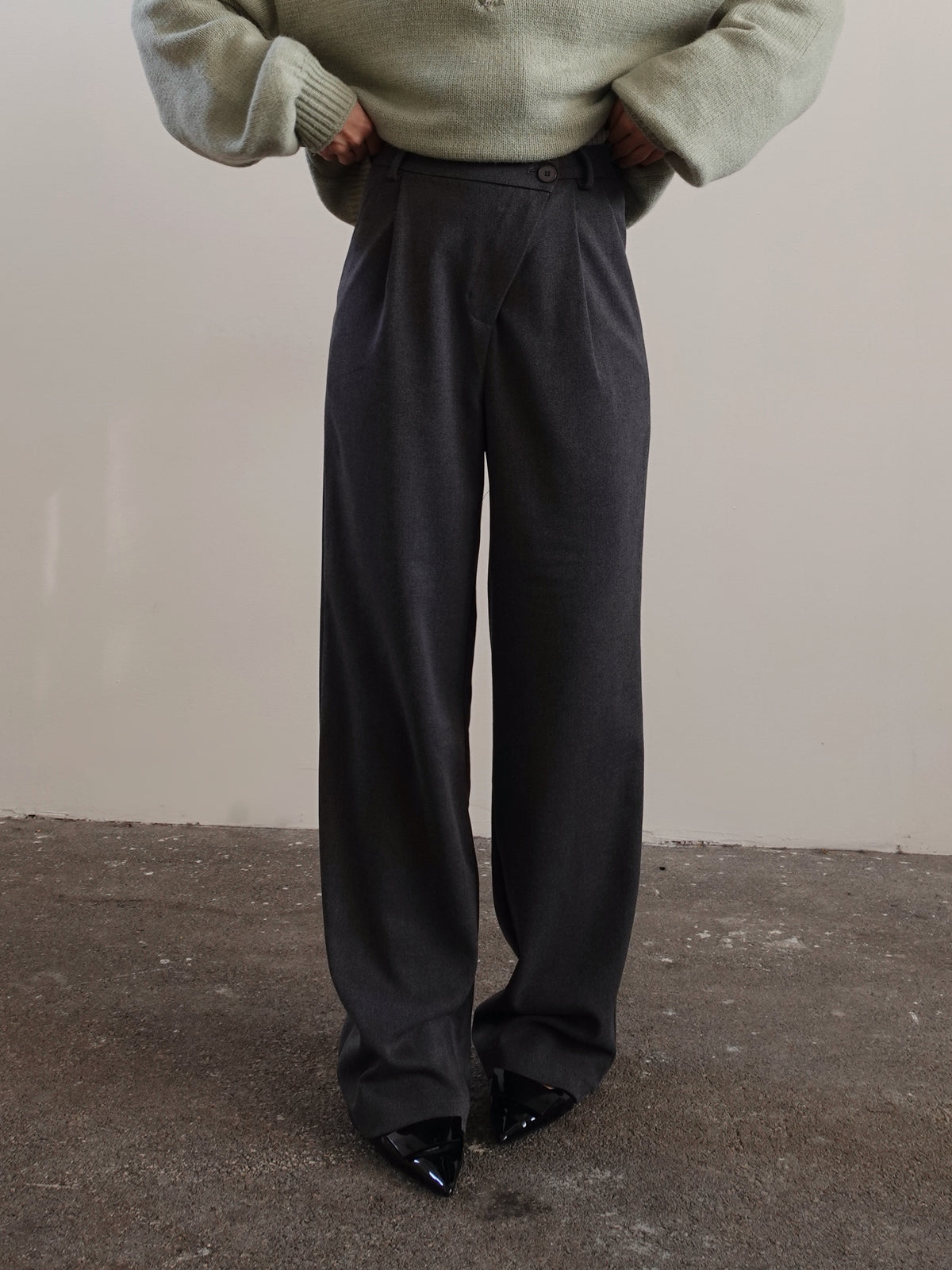 PANTALONI WIDE LEG CON CHIUSURA ASIMMETRICA - GRIGIO 9606