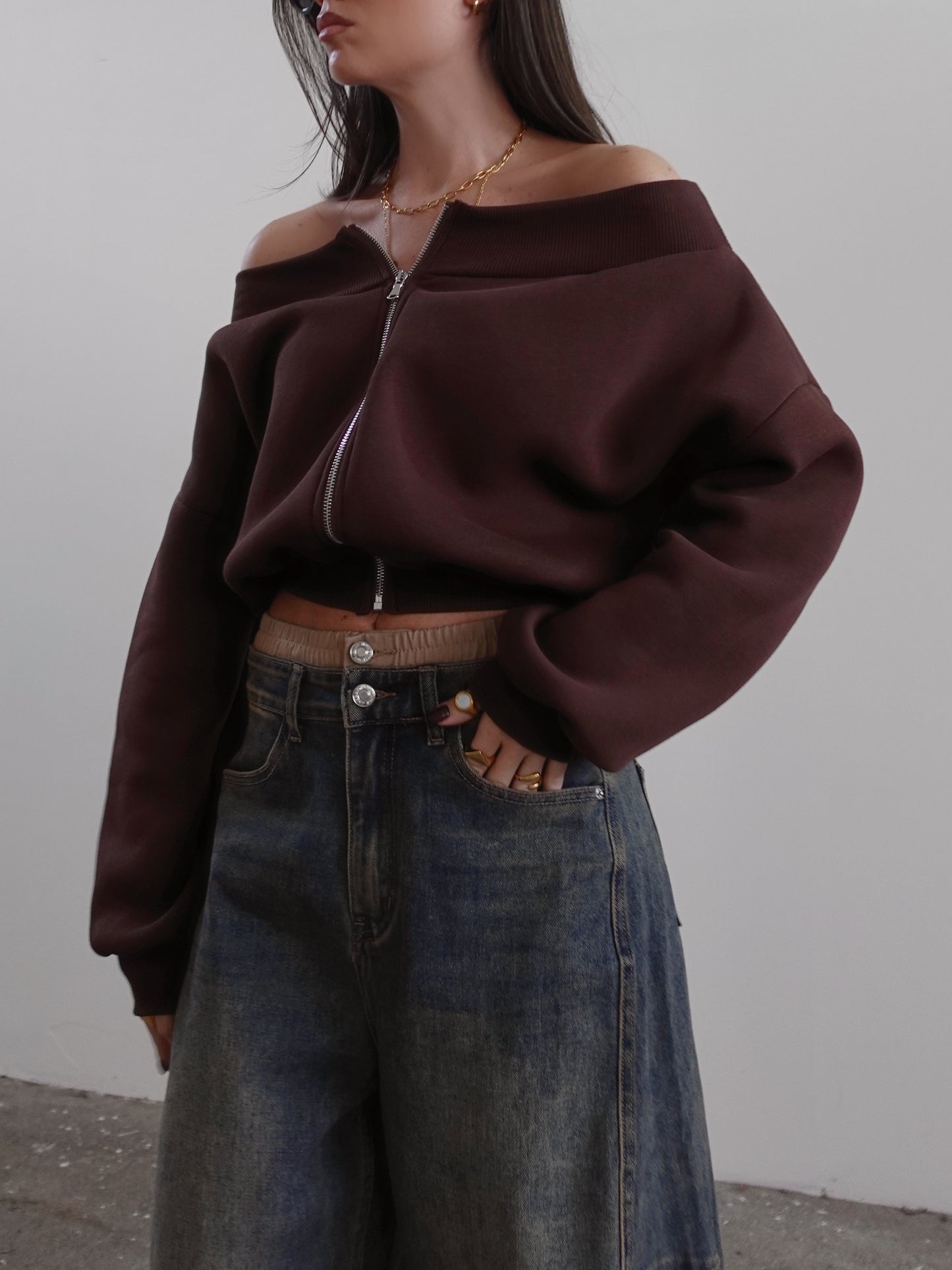 FELPA SCOLLO A BARCA CON ZIP - MARRONE 97101