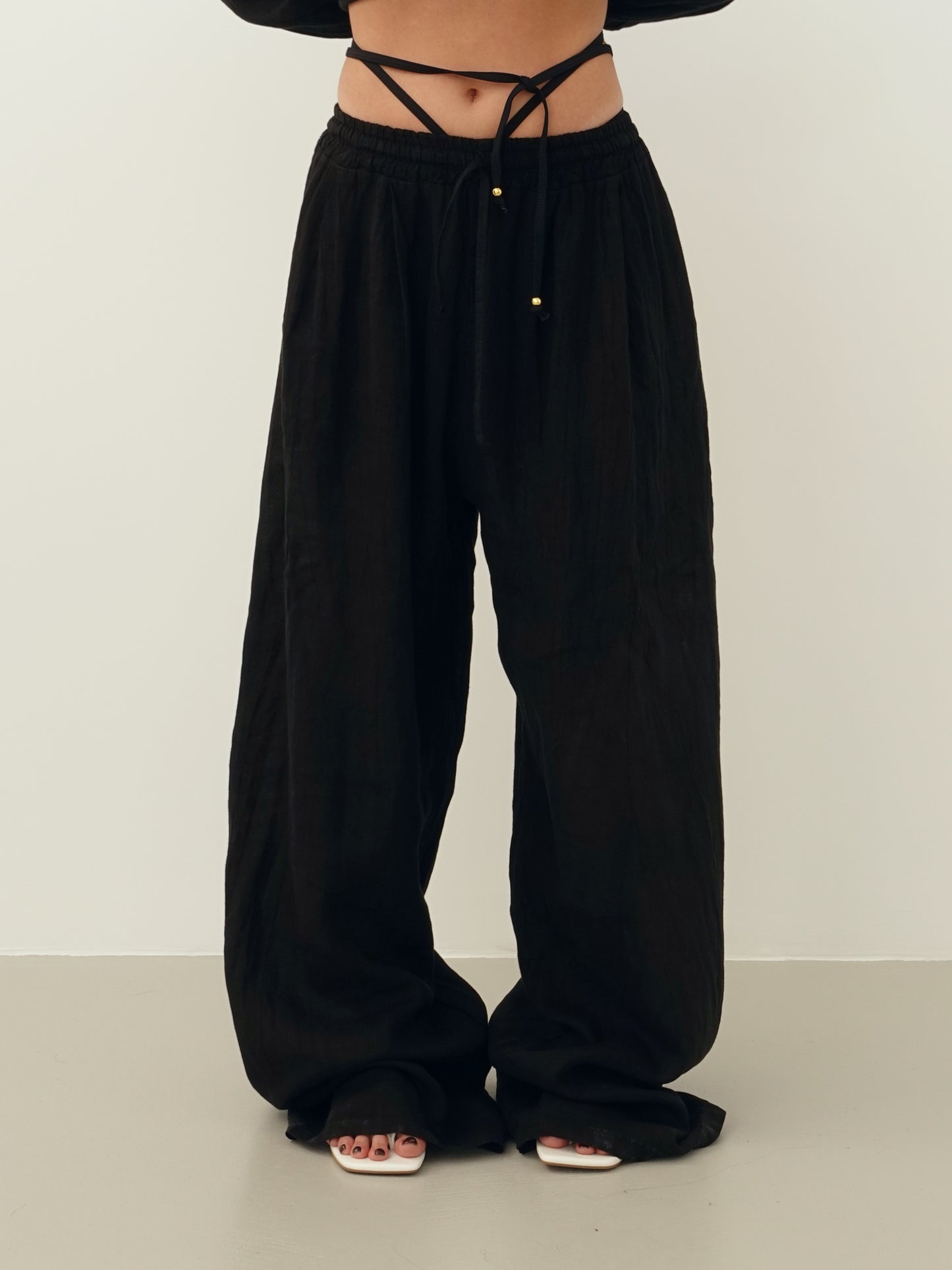 PANTALONI GAMBA AMPIA CON LACCETTI IN 100% LINO - NERO 6978