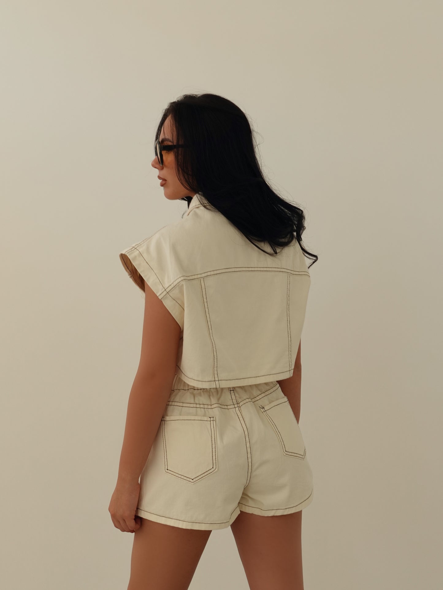 COORDINATO IN DENIM CON IMPUNTURE A CONTRASTO - BURRO 51550