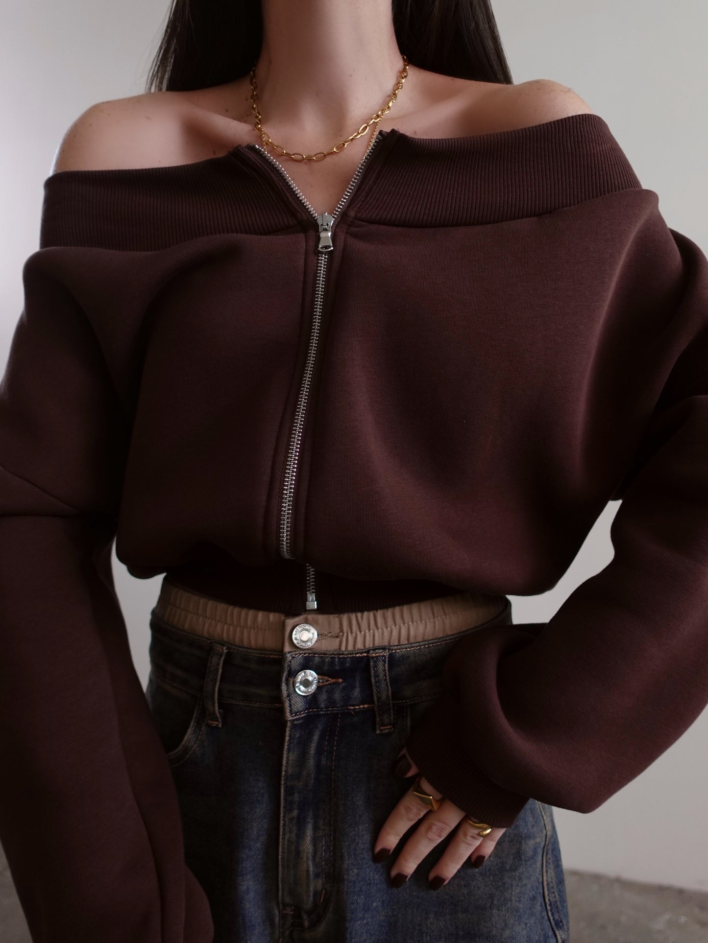 FELPA SCOLLO A BARCA CON ZIP - MARRONE 97101